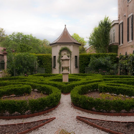 classic Charleston side garden