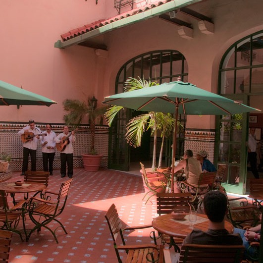 performers entertaining at lunch in Havana outdoor room