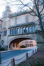 building spanning street, creating a gateway to Yale University